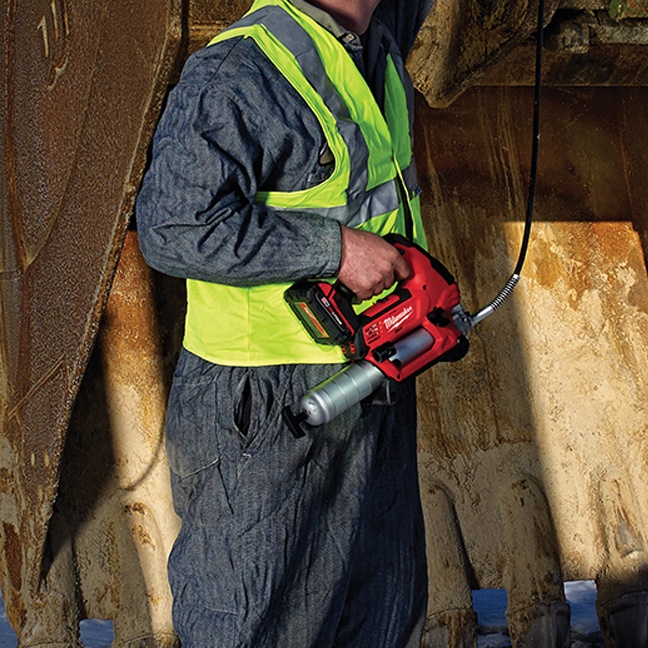 Milwaukee 2646-22CT M18 2-Speed Grease Gun Kit In Use 4