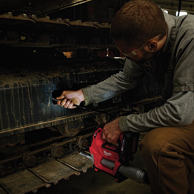 Milwaukee 2646-22CT M18 2-Speed Grease Gun Kit In Use 7