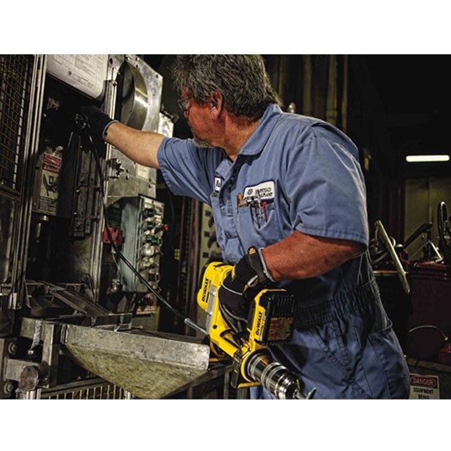 DeWALT DCGG571M1 20V Grease Gun In Use 2