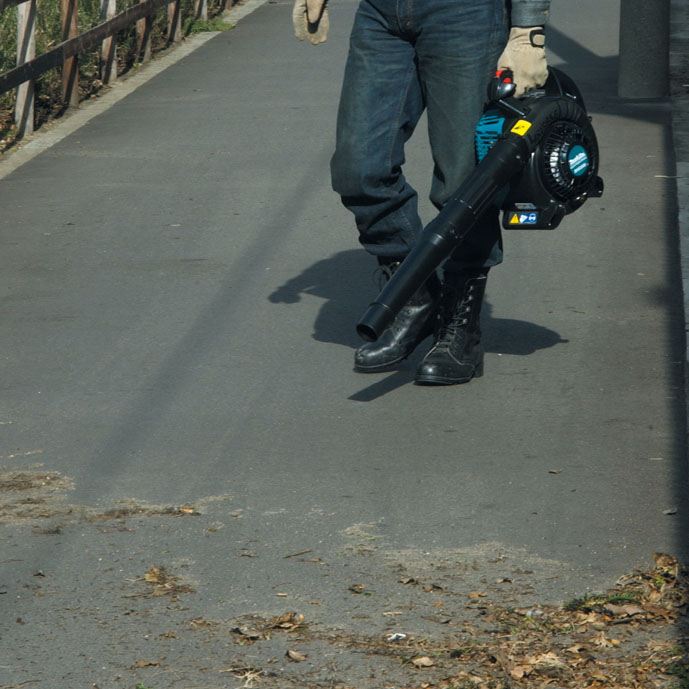 Makita BHX2500CA 4 Stroke Blower In Use 1