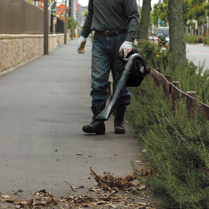 Makita BHX2500CA 4 Stroke Blower In Use 2