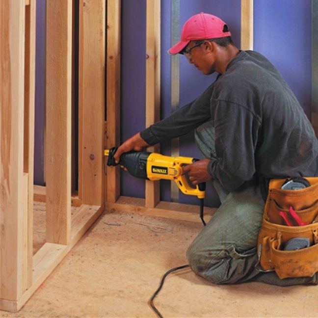 DeWalt DW311K 13 Amp Reciprocating Saw Kit 3