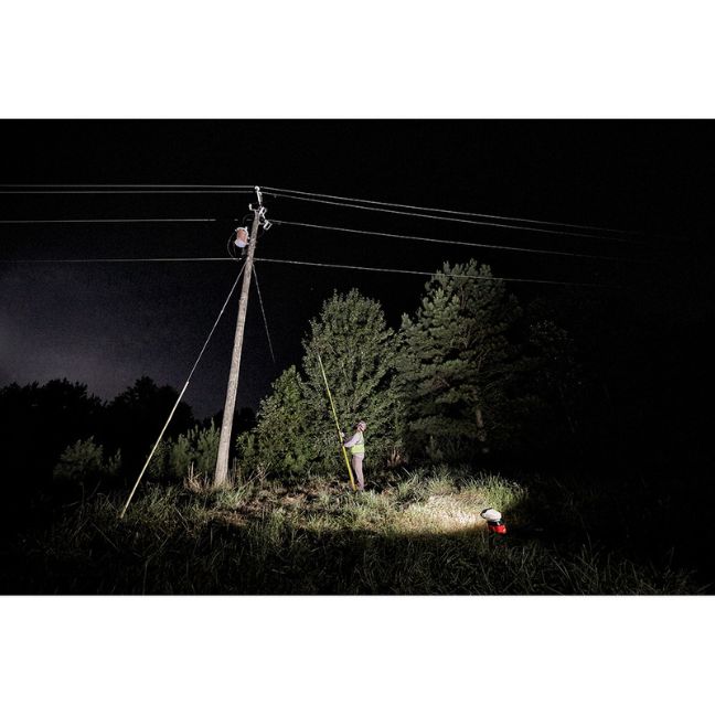 Milwaukee 2123-21HD M18 Utility Remote Control Search Light Kit with Portable Base