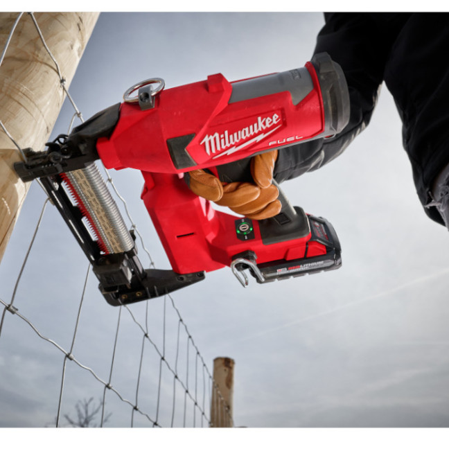 Milwaukee 2843-22 M18 FUEL Utility Fencing Stapler Kit - Image 4