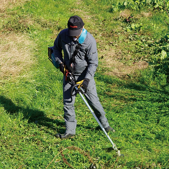 Makita UR014GT202 40Vmax XGT 17-3/4" Brushless Line Trimmer Kit