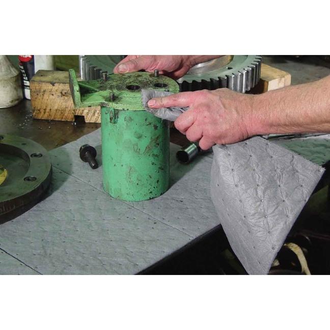 BPU100 15" x 17" Basic Universal Absorbent Spill Pads 100-Pack - Image 2